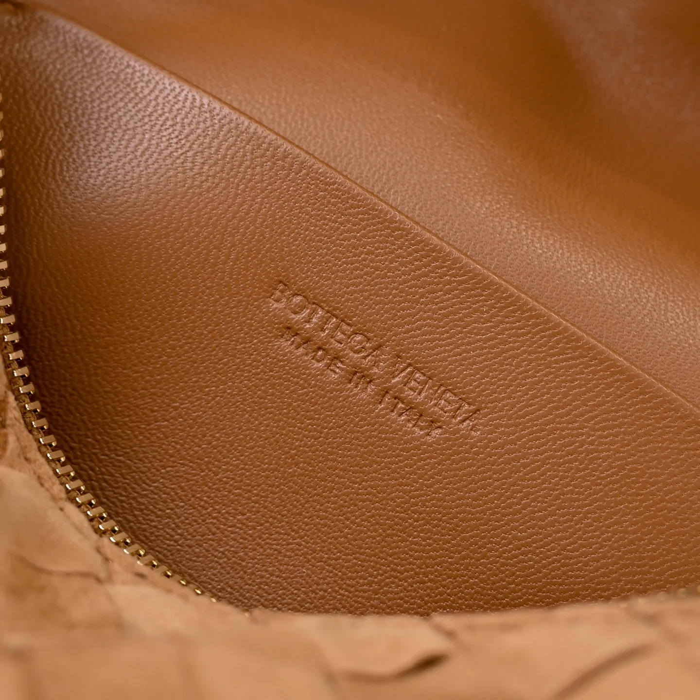 Batch 1360 #BV new Vanity Case suede cosmetic bag 🎈 is a super practical and stylish box cosmetic bag [Fireworks], using the brand's most classic cowhide weaving, with two-way zipper opening and closing, the overall style is retro and elegant, the top handle can be adjusted at will, the hand-held elegant temperament, cross-body casual and casual, unlocking various concave shape scenes 🎬 Model: 9109 Size: 22x12.5x5